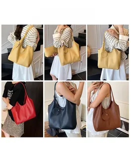 Différentes couleurs de grands sacs cabas présentés en scène avec pendentif rond assorti
