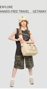 Dettaglio ravvicinato della borsa a tracolla beige con tasche a coulisse e ampia tracolla comoda