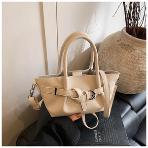 Détail du sac seau plissé blanc crème avec sangle décorative et poignées rondes