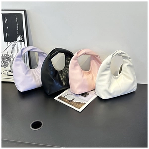 Colección de bolsos nube plisados minimalistas en púrpura, negro, rosa y blanco marfil