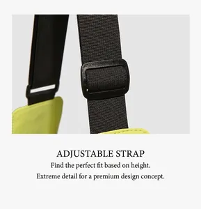 Dettaglio della tracolla regolabile in nylon nero con fibbia su borsa tote verde