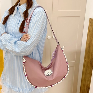 Borsa a tracolla in nylon rosa a mezzaluna con toppa a cucciolo e dettaglio in corda intrecciata