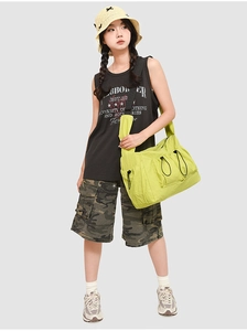 Borsa tote grande in nylon verde neon con tasche anteriori a coulisse e tracolla larga