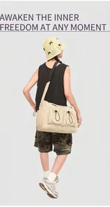 Vista posteriore di una borsa a tracolla beige capiente con spalline larghe nere regolabili