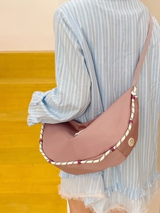 Moderna borsa a tracolla in nylon rosa polvere con corda intrecciata colorata decorata