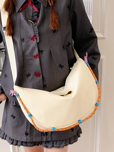 Borsa a tracolla beige minimalista con corda intrecciata a contrasto e tracolla larga