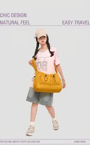 Dettaglio della borsa a tracolla giallo brillante con doppie tasche a coulisse