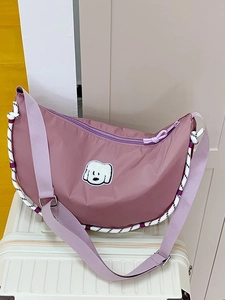 Borsa a tracolla in nylon rosa a forma di mezzaluna con toppa a cane e tracolla larga regolabile