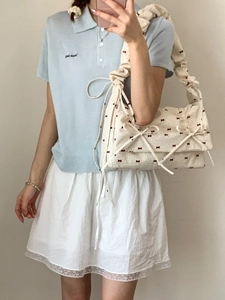 Sac à bandoulière floral avec nœuds rouges et poignée plissée en vue de selfie miroir