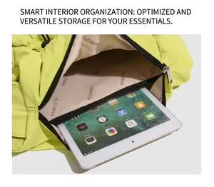 Vista interna della grande borsa tote in nylon verde con spazio per un tablet