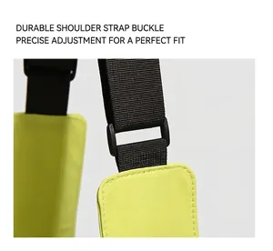 Dettaglio della fibbia della tracolla nera su una borsa in nylon verde fluo