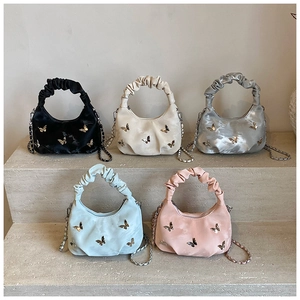 Détail des sacs nuage à anse froncée avec breloques papillon en métal en cinq coloris