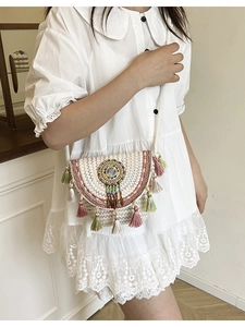 Borsa a tracolla tessuta bohémien con nappe colorate e mandala di perline sulla patta