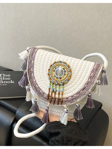 Borsa a tracolla etnica in paglia con ricamo di perline e nappe con frange viola