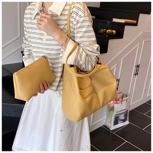 Détail de l'ensemble cabas jaune gingembre et pochette avec texture grainée de qualité