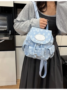 Hellblauer Denim-Rucksack für Damen mit Blumenmuster, Kordelzugklappe und viel Stauraum