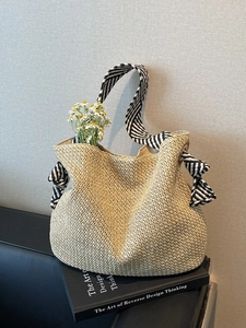 Grande borsa tote in paglia con spalline a righe bianche e nere per le vacanze estive al mare