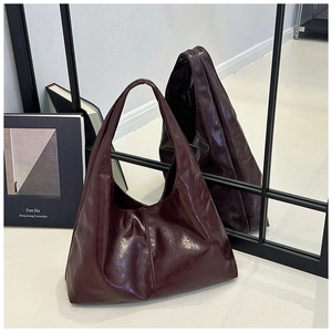 Detaillierte Textur der burgunderroten Ölwachs-Ledertasche im Vintage-Stil für Damen