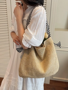 Grande borsa tote in paglia con tracolla a righe bianche e nere e fiocco per le vacanze