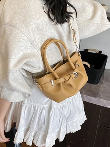 Sac seau chic en cuir beige avec boucle anneau argentée et bandoulière amovible