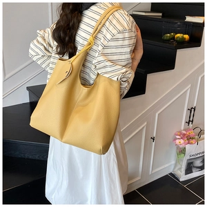 Détail du grand sac cabas jaune gingembre en cuir grainé avec bandoulière à nœud réglable