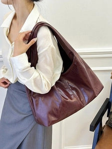 Klassische burgunderrote Leder Hobo-Tasche für Damen mit minimalistischem Schultergurt