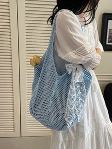 Sac fourre-tout au crochet bleu clair avec dentelle blanche et nœud pour style plage