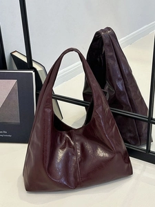 Glänzende weinrote Schultertasche aus Kunstleder mit minimalistischem Design für Damen