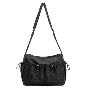 Borsa a spalla nera stile nuvola con tasche a coulisse e tracolla regolabile