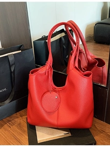 Sac Fourre-tout en Cuir PU Rétro Grande Capacité pour Femmes Mode Texture Lychee Sac à Bandoulière avec Pendentif Rond Sac à Main de Bureau