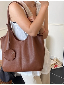 Sac cabas vintage en cuir marron grainé avec petit porte-monnaie rond et bandoulière