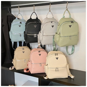 Lot de sept mini-sacs à dos en similicuir coloré avec logos métalliques triangles