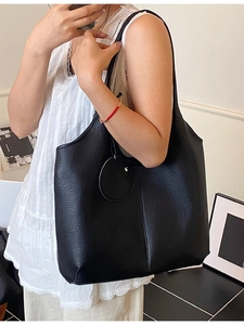 Sac cabas classique noir à texture lychee montrant un design élégant à grande capacité