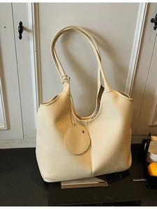 Sac fourre-tout minimaliste blanc crème en cuir grainé avec bandoulière et pendentif