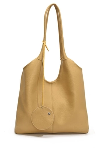 Sac fourre-tout classique en cuir grainé jaune avec fines bandoulières et pendentif