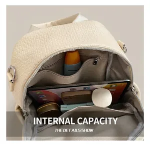 Vue intérieure montrant la grande capacité de rangement pour tablette dans un sac à dos chic