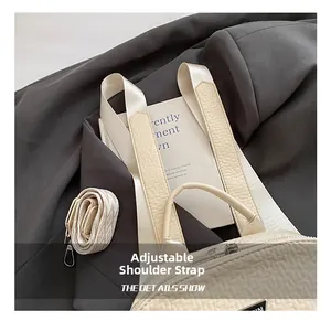 Détail du sac à dos beige montrant les bretelles réglables sur un fond gris élégant