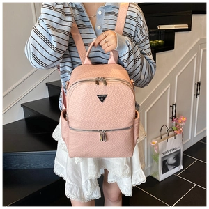 Mini sac à dos rose en cuir texturé pour femme avec détails de fermeture éclair argentés