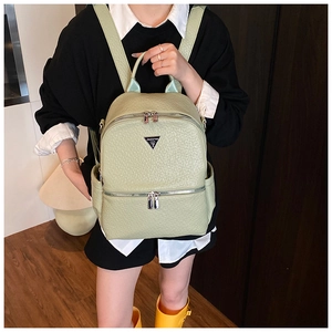 Détail d'un sac à dos en cuir synthétique vert clair avec logo JINGPIN et fermetures argentées