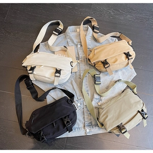 Flachbild von vier farbigen Nylon-Umhängetaschen mit Doppelschnallen und Tragegurten