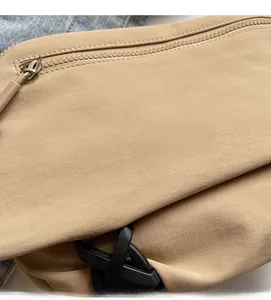 Detail der khakifarbenen Nylontasche mit wasserfestem Stoff und Kunststoffschnalle