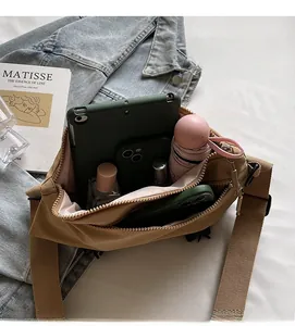 Khaki Nylon-Umhängetasche mit geräumigem Innenraum für Tablet, Handy und Kosmetika
