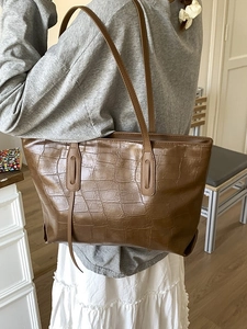 Brown crocodile pattern leather tote bag with large capacity and slim shoulder straps