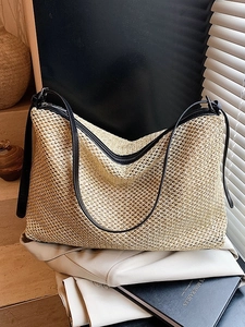 Grand sac cabas tressé avec anses noires et fermeture zippée pour les vacances