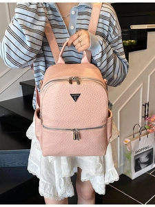 Sac à dos en cuir rose grainé avec logo triangulaire et plusieurs poches zippées