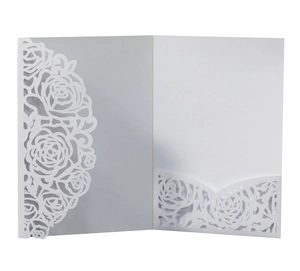 Détail du faire-part de mariage ajouré laser avec motif rose en papier nacré élégant