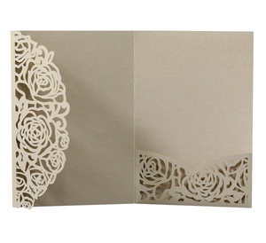 Détail du motif floral découpé au laser sur couverture d'invitation en kraft brun