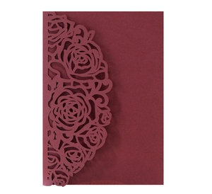 Détail d'invitation bordeaux avec un motif de rose complexe découpé avec précision au laser
