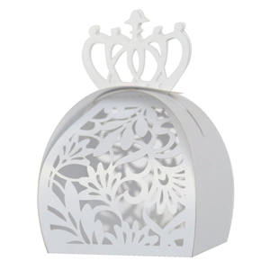 Détail du motif couronne découpé au laser sur boîte à bonbons de mariage blanche