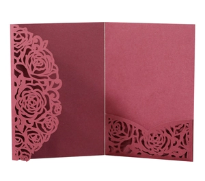 Détail de roses découpées au laser sur une pochette d'invitation en papier perlé bordeaux